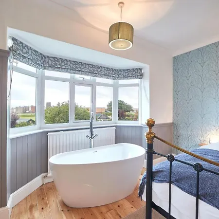 Burtree House בית נופש *