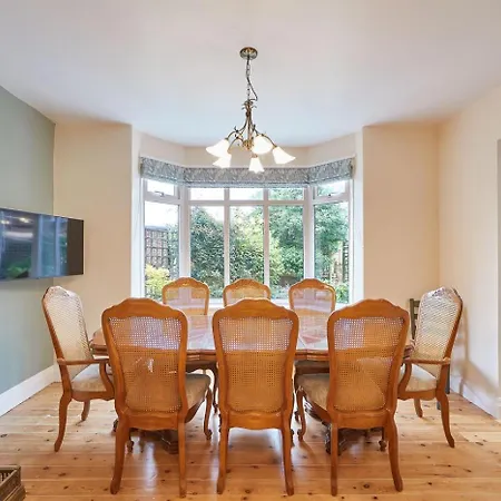 Burtree House בית נופש *