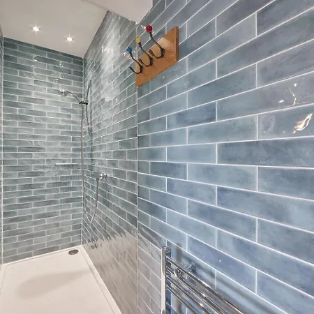 5 Bed In Oc-b30092 * Whitby